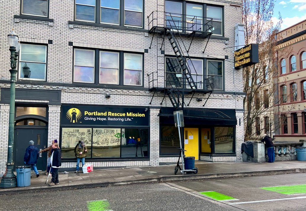 subaruofpdx's tweet photo. Together, we can make a difference. Our wonderful employees love to volunteer at @pdxmission. Portland Rescue Mission has been providing safe shelter, meals, and supportive programs to men, women, and children struggling with hunger, homelessness, and addiction. 
#pdx #subarulove https://t.co/9gE9FNOkkK