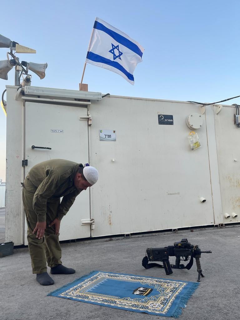 جندي مسلم يؤدي الصلاة قبل الإفطار في رمضان.. هذه هي إسرائيل وهذا هو جيش الدفاع الإسرائيلي 
@CaptainElla1…