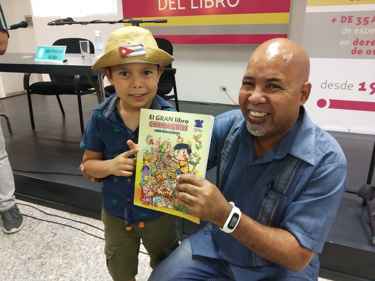 Sorpresas de la Feria:
Chamaquili y Alexis Díaz Pimienta se conocen personalmente. "Es la primera vez que nos vemos", dijo Díaz Pimienta. Chamaquili correspondió al encuentro quitándose el sombrero en saludo al poeta. "No traje sombrero, pero chapó", correspondió Díaz Pimienta.