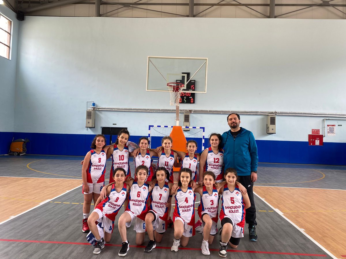 azizsonkaya's tweet photo. Bölge birincisi olarak *TÜRKİYE YARI FİNALLERİNE* kazanma hakkı elde eden Rize Bahçeşehir Koleji Ortaokul Kız Basketbol Takımı idarecisine ,öğretmen arkadaşlara,değerli öğrencilerimize teşekkür eder ve finallerde kendilerine başarılar dileriz.@EnverYucel @HuseyinYucell @dagozlem https://t.co/iKzvD0KtOM