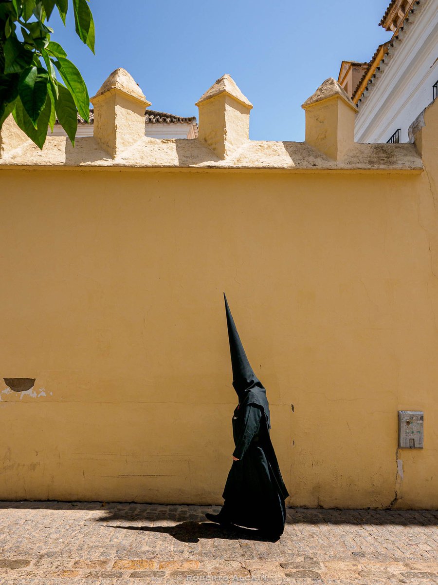 “Muralla”
Sábado Santo 2022
.
Olympus OM-D EM-1 Mark II
.
<a href="/esolympus/">OM Digital Solutions</a>  #Sevilla #SevillaHoy #photography #photooftheday #street #streetphotography #OLYMPUS #StreetArt #urbanphotography