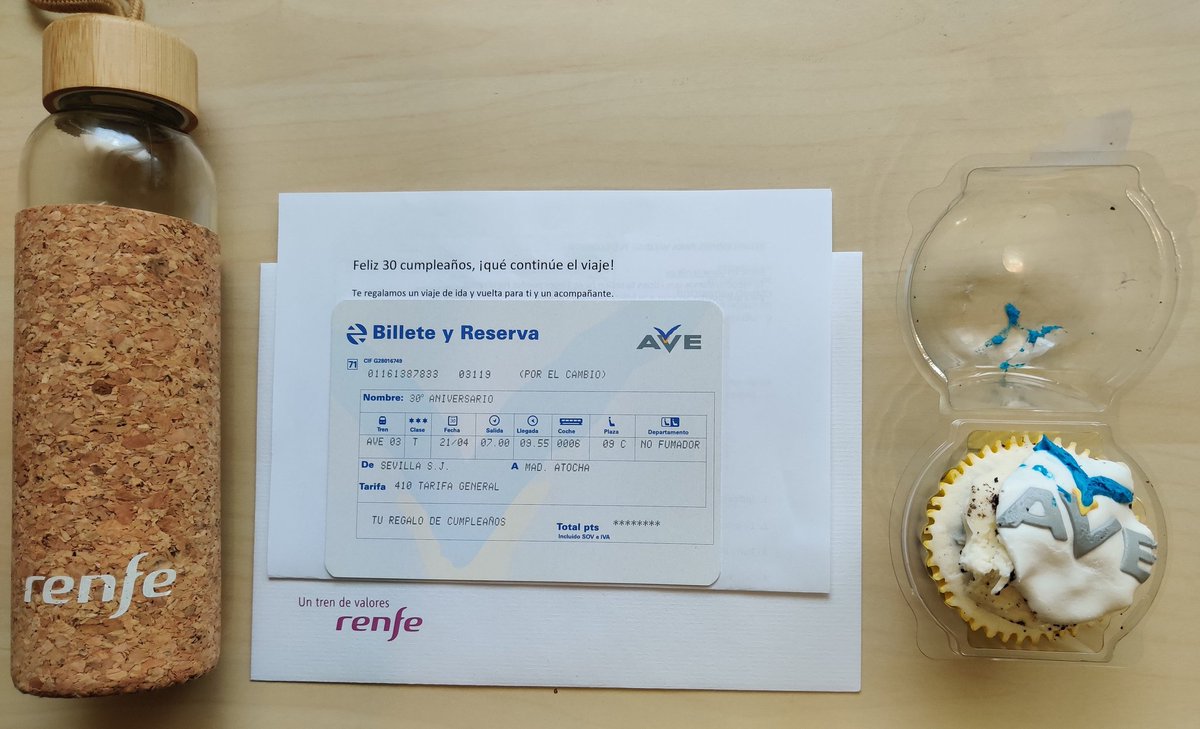 Miky_efese's tweet photo. Hasta hace nada no sabia que el ave de @renfe y yo compartiamos el mismo dia de cumpleaños (y edad 🥲) y la verdad es que se agradece este detalle. ☺️☺️ 
El cupcake (aunque no es de frambuesa) ha casi sobrevivido al calor murciano 😅 https://t.co/4FimpbqXg7