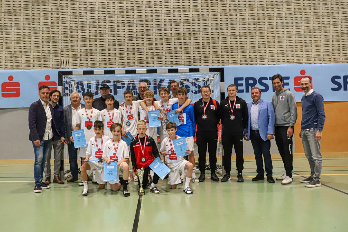CollegBernardi's tweet photo. Mehrerau erreicht 3. Rang beim Schülerliga Futsal-Bundesfinale in Wr. Neustadt! Herzliche Gratulation an das gesamte Team und unser Betreuer-Duo! (Fotos: © Schülerliga/ Patrick Vranovsky) #collegiumbernardi #mehrerau #wirsindmehrerau #schuelerliga https://t.co/qDxKTzhkEI