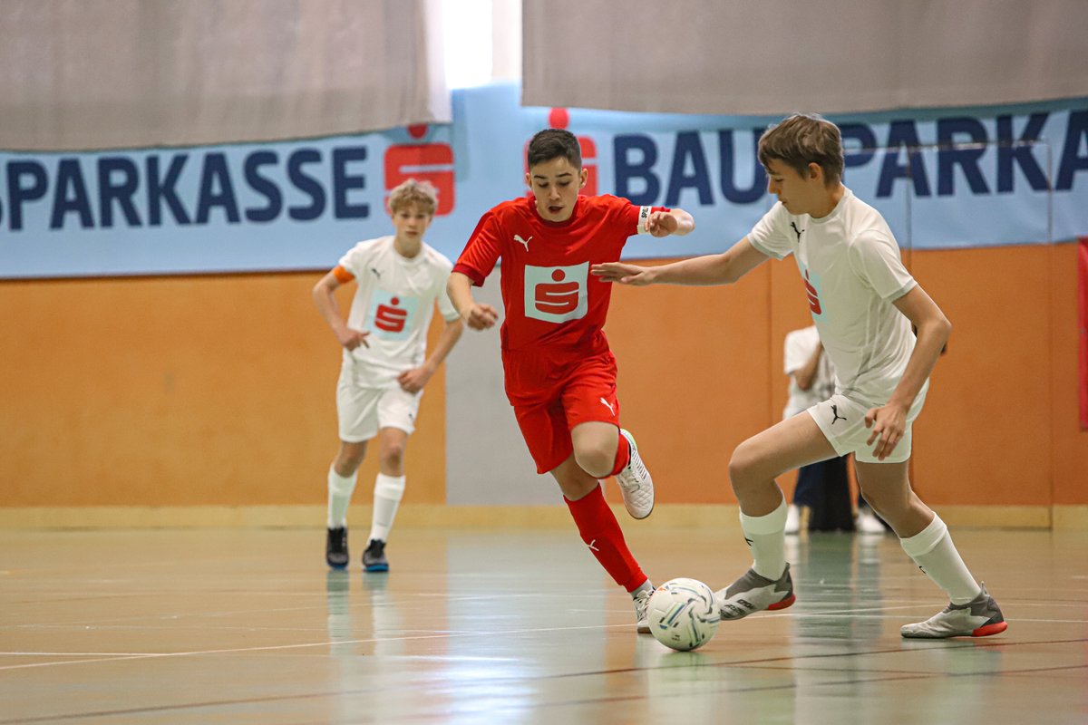 CollegBernardi's tweet photo. Mehrerau erreicht 3. Rang beim Schülerliga Futsal-Bundesfinale in Wr. Neustadt! Herzliche Gratulation an das gesamte Team und unser Betreuer-Duo! (Fotos: © Schülerliga/ Patrick Vranovsky) #collegiumbernardi #mehrerau #wirsindmehrerau #schuelerliga https://t.co/qDxKTzhkEI