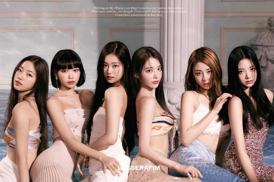 soompi's tweet photo. HYBE's New Girl Group #LE_SSERAFIM Sparkles In New "FEARLESS" Debut Teasers 
https://t.co/I541eqLCny https://t.co/ySdq3oVruW