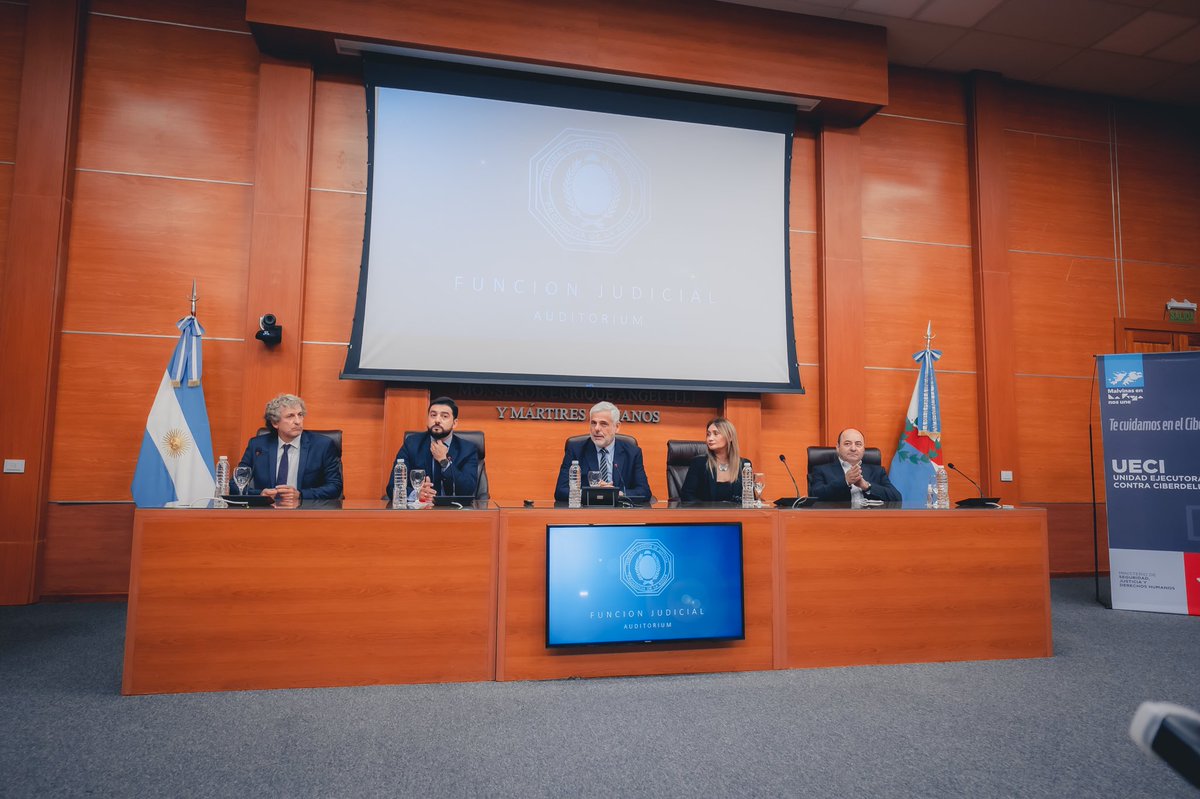 LrUeci's tweet photo. Clase final de la “Certificación en Cibercrimen y Evidencia Digital UECI” y entrega de diplomas a magistrados, funcionarios, peritos, criminalistas de las 5 circunscripciones judiciales; operadores y policía cibernética #UECI

 @QuintelaRicardo 
@DrMiguelzarate 
@santangelo_sil https://t.co/E5vw9zBAcJ