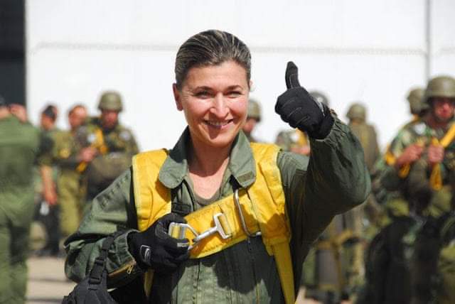 Alexandra Rosa, militar paraquedista, faleceu hoje numa ação de treino com salto de abertura manual... Sentidos pêsames à sua família, amigos e camaradas... 😕