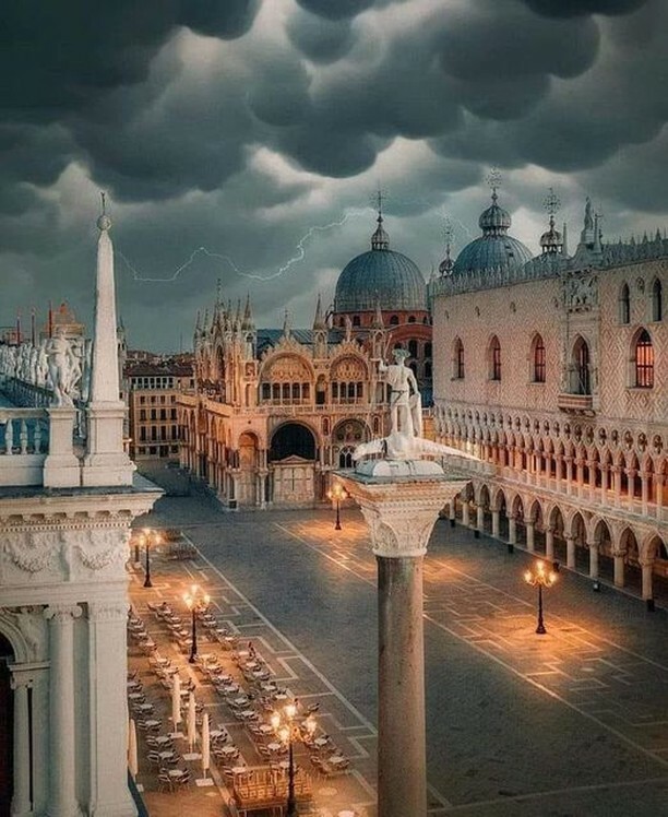 eraclea_palace's tweet photo. 👉 Stupisci il tuo #amore con una bella passeggiata a #Venezia di notte

👉 Clicca qui : https://t.co/zReAZX9cSR

#Venezia #tourserale #venicebynight https://t.co/OEcssMEv3u