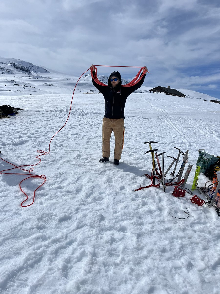NatalyaGomezEPS's tweet photo. On day 2 at #icefinse students learned about winter camping, more glacier safety, how to put away a long rope (fold not coil) and made some progress on digging a backlit snow pit. https://t.co/oDtAttSphj
