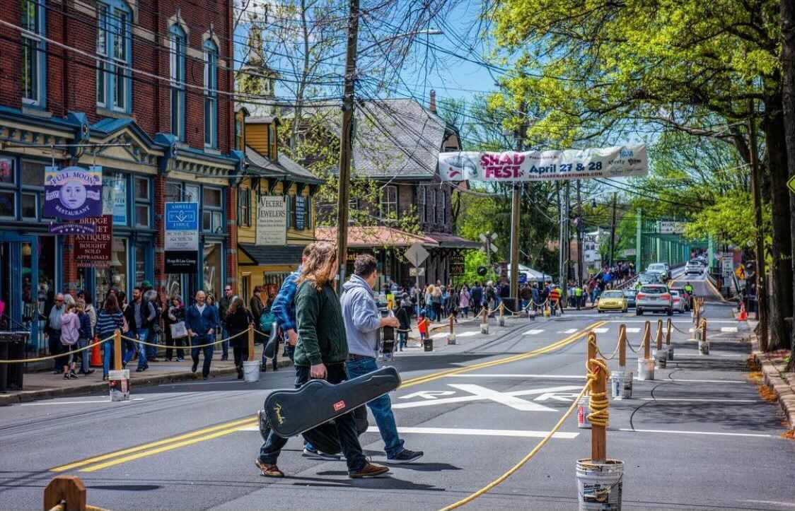DRTLocal's tweet image. After two years, the ShadFest in Lambertville, NJ is making a return on April 23rd-24th! Here’s a look back at ShadFest 2019!👏

Who remembers the huge shad that was made out of plastic garbage to remind everyone to keep the Delaware River clean?🐟
#DRT #lambertvillenj #shadfest