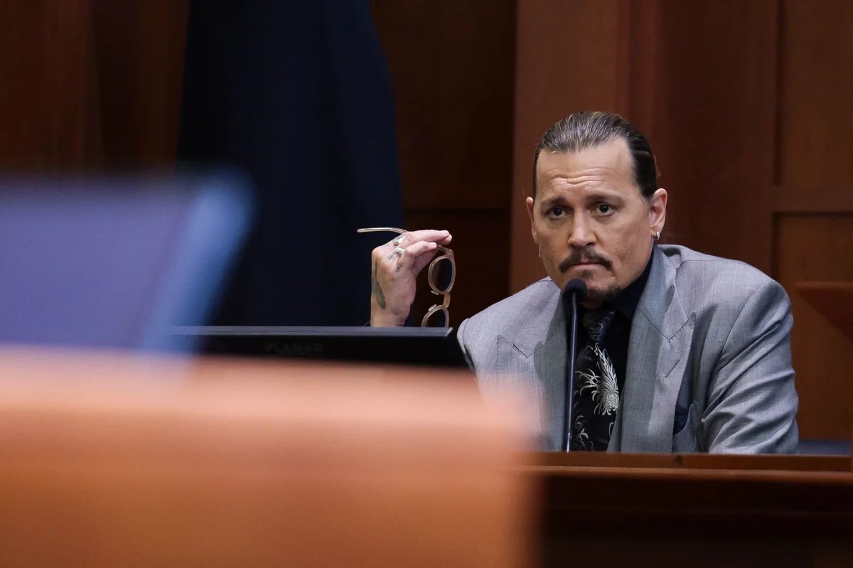 arizvii's tweet photo. Truly hope this gets resolved asap, no one deserves to tolerate abuse and be wrongfully accused! #TeamDepp ✌️ #DeppVsHeard #NotAllMenAreGuilty #NotAllWomenAreVictims https://t.co/Pzify3RfRp