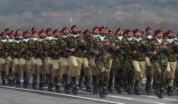 STahirkhani's tweet photo. جس طرح
#فوج_عدلیہ_مخالف_مہم_نامنظور
ہش ٹیگ تیزی کے ساتھ ٹرینڈ کر رہا ہے
تو ثابت ہوگیا
کے محب وطن پاکستانی قوم اپنی عدلیہ اور افواج پاکستان کے ��انہ بہ شانہ کھڑی ہے
یوتھیوں اب محب وطن قوم کو
اور اس کی آواز کو
 روک سکو تو روک لو #فوج_عدلیہ_مخالف_مہم_نامنظور https://t.co/QuK3VHqagR