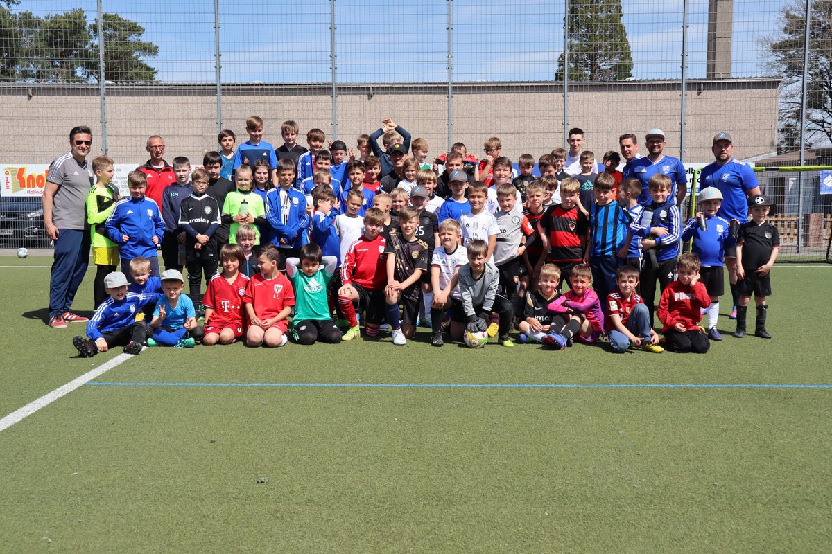 SV07Elversberg's tweet photo. Vor dem heutigen Training haben sich Sinan #Tekerci und Laurin #vonPiechowski noch etwas Zeit genommen und beim Ostercamp der SG Hassel vorbeigeschaut! ⚫️⚪️ Ein schöner Mittag mit vielen Autogrammen und einer spannenden Interview-Runde mit den Kids! 😁💪🏽
#DieElv #UnsereElv https://t.co/tHO2BBD8yI