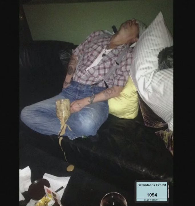 johnnydepp_mex's tweet photo. Presentaron esta foto. 

RB: esta es una foto de usted ido, no? 
JD: ido no, dormido tal vez. 
RB: eso es helado no? 
JD: si, Heard me hizo agarrar helado cuando me estaba durmiendo porque estaba cansado.
Así que no estaba participando tal cual en el festival del helado...+ https://t.co/NaLjjdvKum