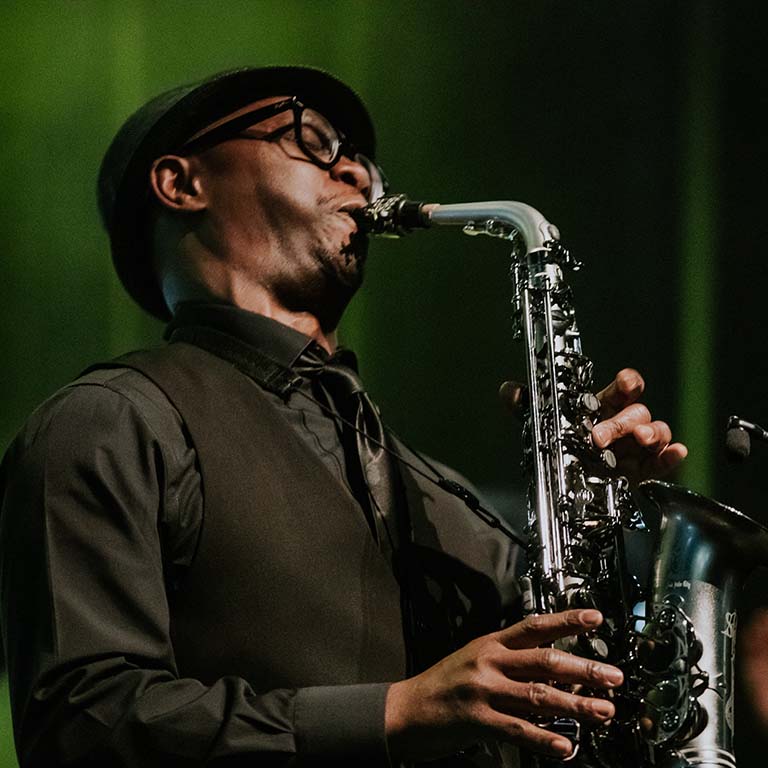 SilversteinWrks's tweet image. Silverstein Works would like to welcome saxophonist Jason Bitten to our artist team! Please join us in welcoming Jason to the Silverstein family!

#silversteinartist #silversteinworks #saxplayer #saxophoneplayer #NewArtist