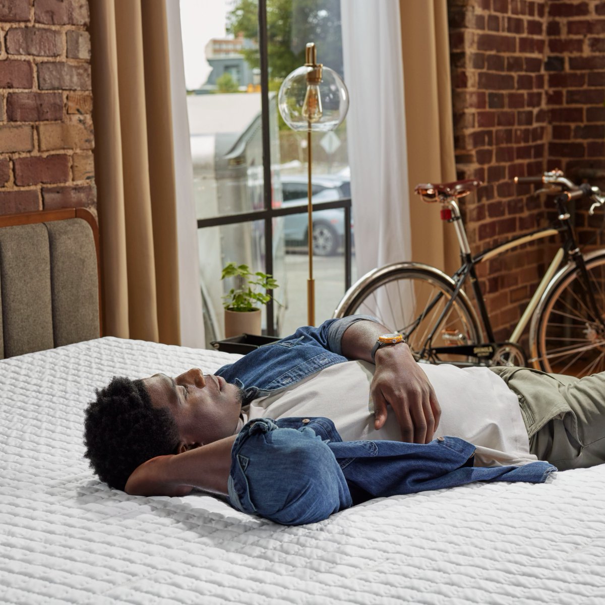 This expertly crafted cover looks as cool as it feels. #ShinolaXSerta 

Shop our Shinola line: bit.ly/3EAfROx