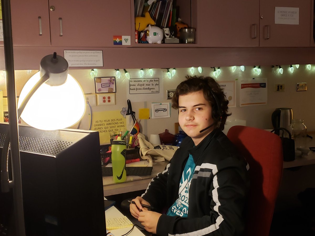 veillm's tweet photo. Notre animateur passionné, Olivier, nous montre son espace de travail pour le #sommetcecce2022. https://t.co/a5kOm8h5m3