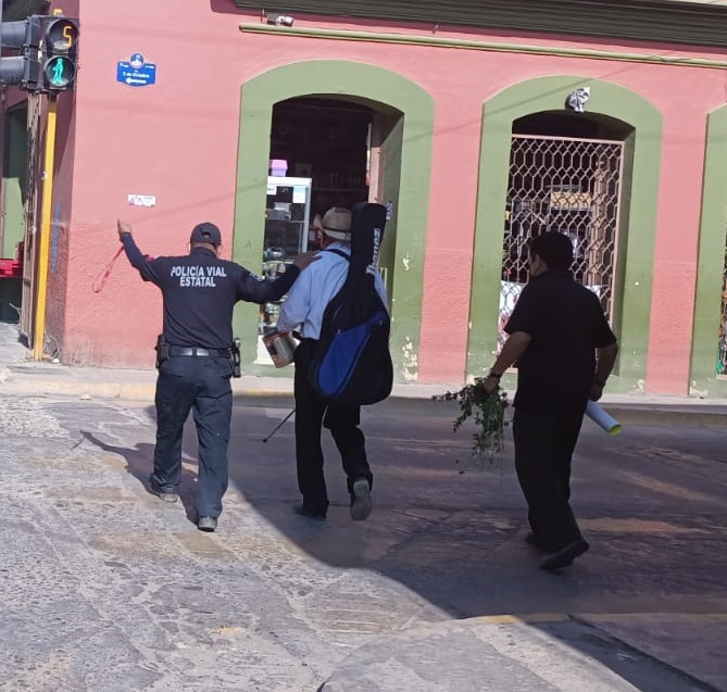 PolVial_GobOax's tweet photo. Conductor:
👉🏻 Recuerde #ElPeatónEsPrimero #Respetelo
🔹 En cualquier momento somos peatones en la vía pública.
🔹 Respete las normas y reglas de tránsito. #Miahuatlán #Oaxaca https://t.co/MY99lvGBHJ