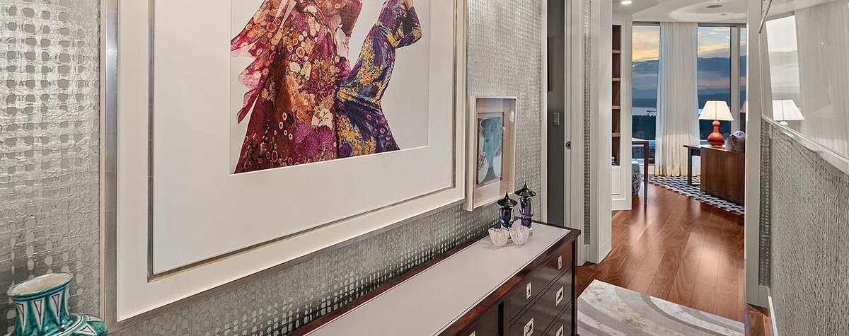 sothebysrltyca's tweet photo. Often the smallest spaces with no function other than passing through, we usually disregard decorating our hallways. Simple details can easily elevate these spaces, giving them more function and enjoyability: https://t.co/AyeT8rb6Eq #realestate #design #canadasir https://t.co/2NQTw1y1du