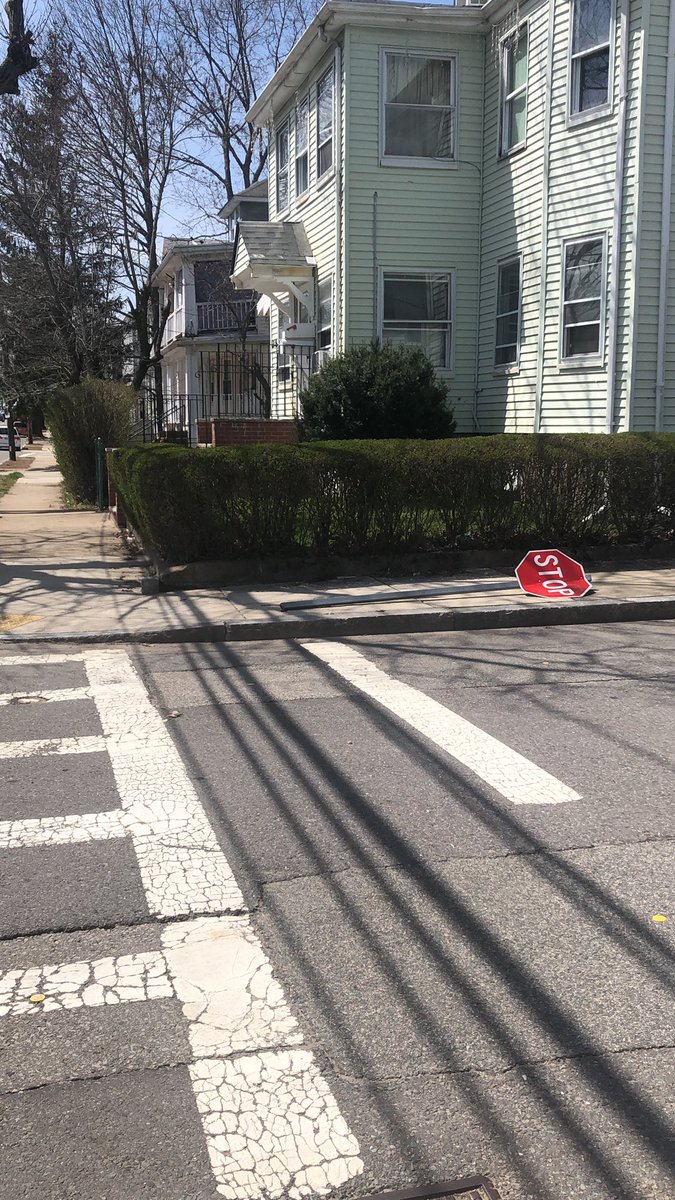 Habibi_K4's tweet photo. @BOS311 Still down and out on the corner of pheasant and Washington https://t.co/N01oAZDH9T