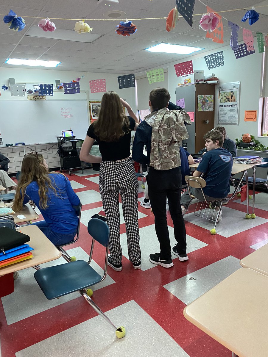 BJKURTZ's tweet photo. Acting out scenes from the book we read; students looked for clues and guessed the chapter portrayed. ¡Muy divertido! @KennedyKoe2 @Junko_Yamamoto @srucoe @PSMLA1 #koeteaching #studentteaching https://t.co/xiuozwVvaP