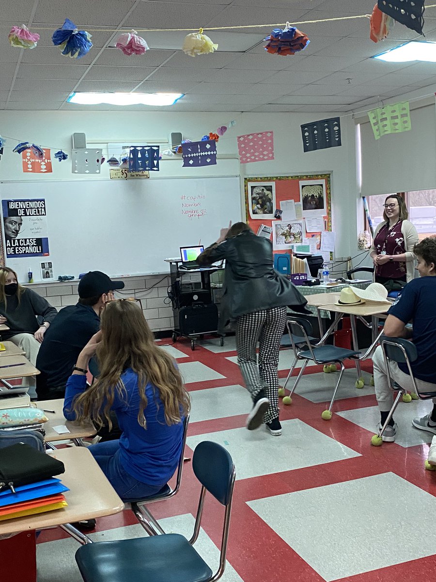 BJKURTZ's tweet photo. Acting out scenes from the book we read; students looked for clues and guessed the chapter portrayed. ¡Muy divertido! @KennedyKoe2 @Junko_Yamamoto @srucoe @PSMLA1 #koeteaching #studentteaching https://t.co/xiuozwVvaP