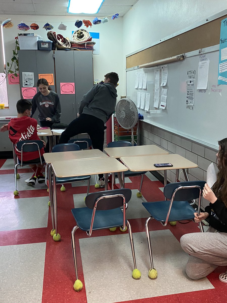 BJKURTZ's tweet photo. Acting out scenes from the book we read; students looked for clues and guessed the chapter portrayed. ¡Muy divertido! @KennedyKoe2 @Junko_Yamamoto @srucoe @PSMLA1 #koeteaching #studentteaching https://t.co/xiuozwVvaP