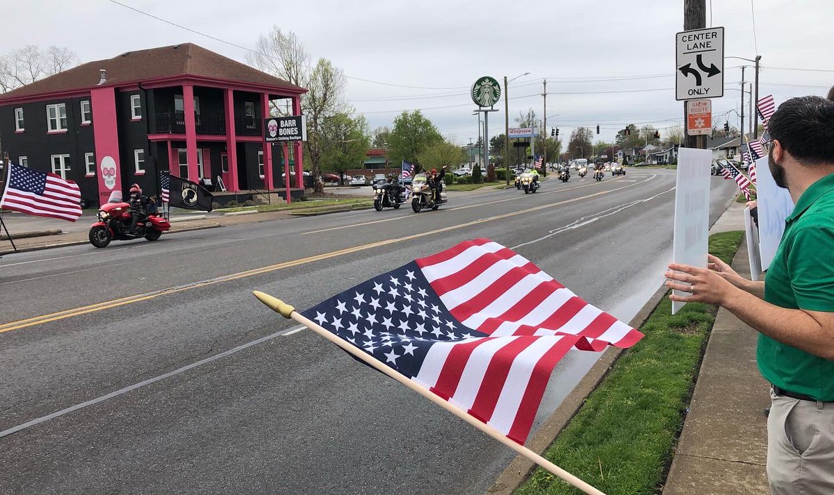1776Bank's tweet photo. 🇺🇸We salute you! Welcoming home local Veterans from their recent Honor Flight in Owensboro this morning! #Veterans #WelcomeHome #1776revolution #IndependenceBank https://t.co/SurpeM9Ut8