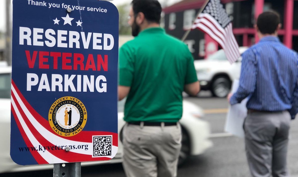 1776Bank's tweet photo. 🇺🇸We salute you! Welcoming home local Veterans from their recent Honor Flight in Owensboro this morning! #Veterans #WelcomeHome #1776revolution #IndependenceBank https://t.co/SurpeM9Ut8