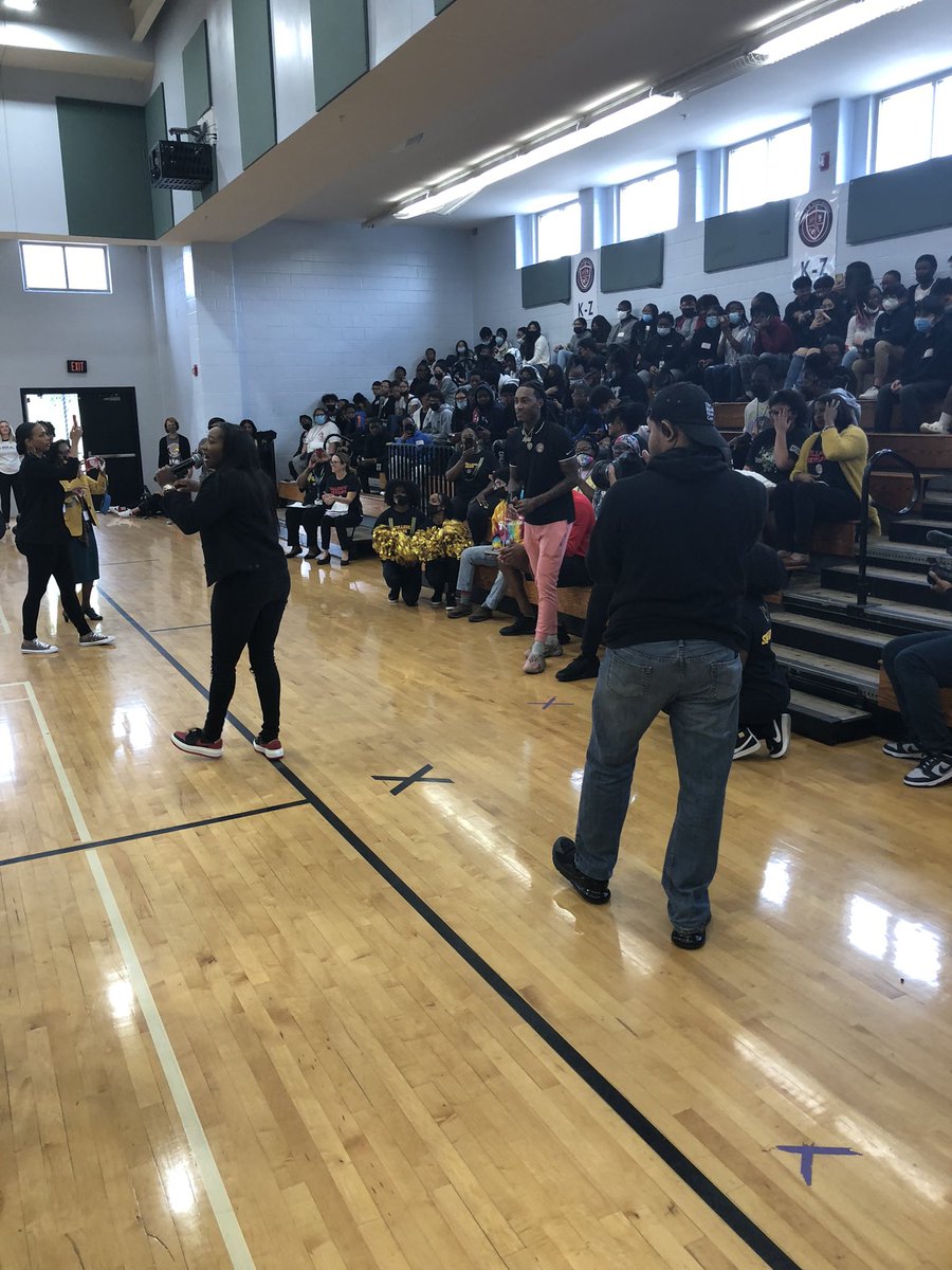 forts_a's tweet photo. When I tell you our COMMUNITY showed up and showed out?!? Thank you @VisionToLearn and @CPSkyhawks for showing our students so much LOVE! @prin_pauldwest @AAMrFlowers @LennetteJones @AprilTh17054423 @He_TEaches @CoachBookELA @FultonCoSchools https://t.co/xwLPIot2D7
