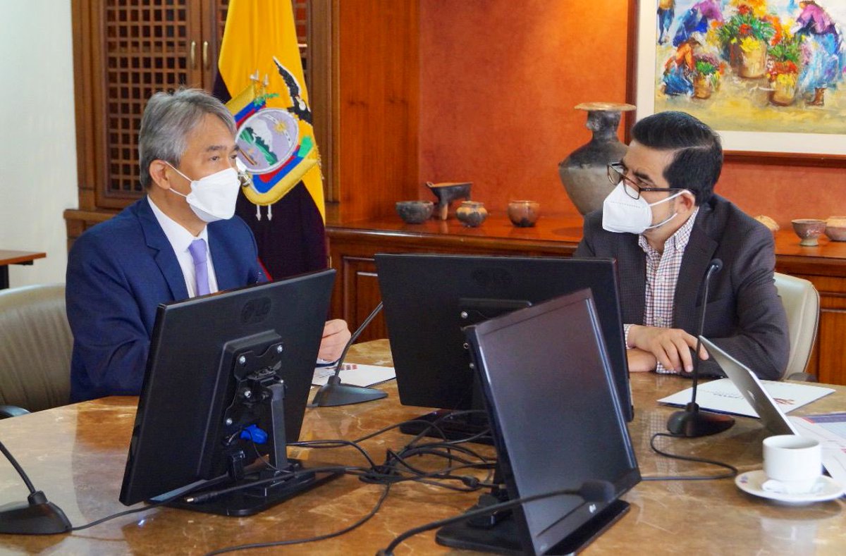 lacamaradequito's tweet photo. #CCQAlianzas

¡Fortalecemos el intercambio comercial! 

En seguimiento a la Carta de Intención firmada con @QuitoKbri nuestro presidente @carlosloaizaccq mantuvo reunión con Agung Kurniadi, Embajador de Indonesia en Ecuador, para desarrollar proyectos en beneficio del país. https://t.co/FOPUrStk6E