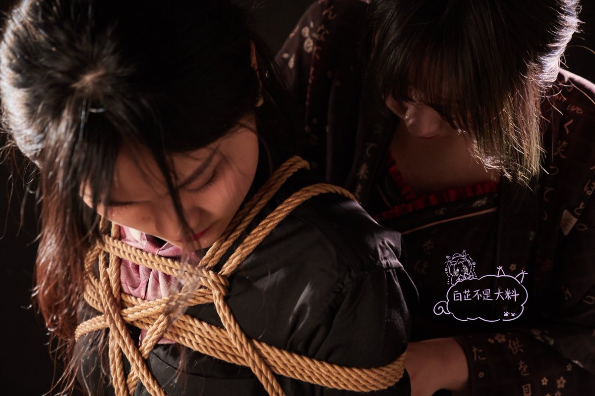 更新了更新了！（其实在炒冷饭）
和呱唧时隔半年的面基，当初认识的时候我还是纯纯的萌新，还试图和呱唧约调来着，这次作为指导参与呱唧第一次作为缚手产片，得意！
认识了憨憨的樱桃小姐姐，还有白寺大大，然后，给琴瑟的摄影棚挂竹子整得一手大几十根倒签，白芷承受了太多！
（确实玩的好开心）