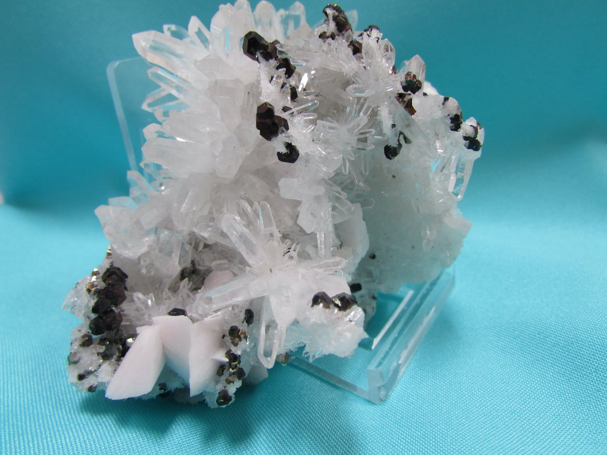 Bisbeeborn1's tweet photo. Today we are highlighting one of the most well know minerals of the world, quartz.  Whether it is a stand alone mineral or complementing other minerals, it is always special.   
https://t.co/ZwsdWhLf7W
#fineminerals #minerals #crystals #quartz #mineralcollecting https://t.co/8XiDozPnVC