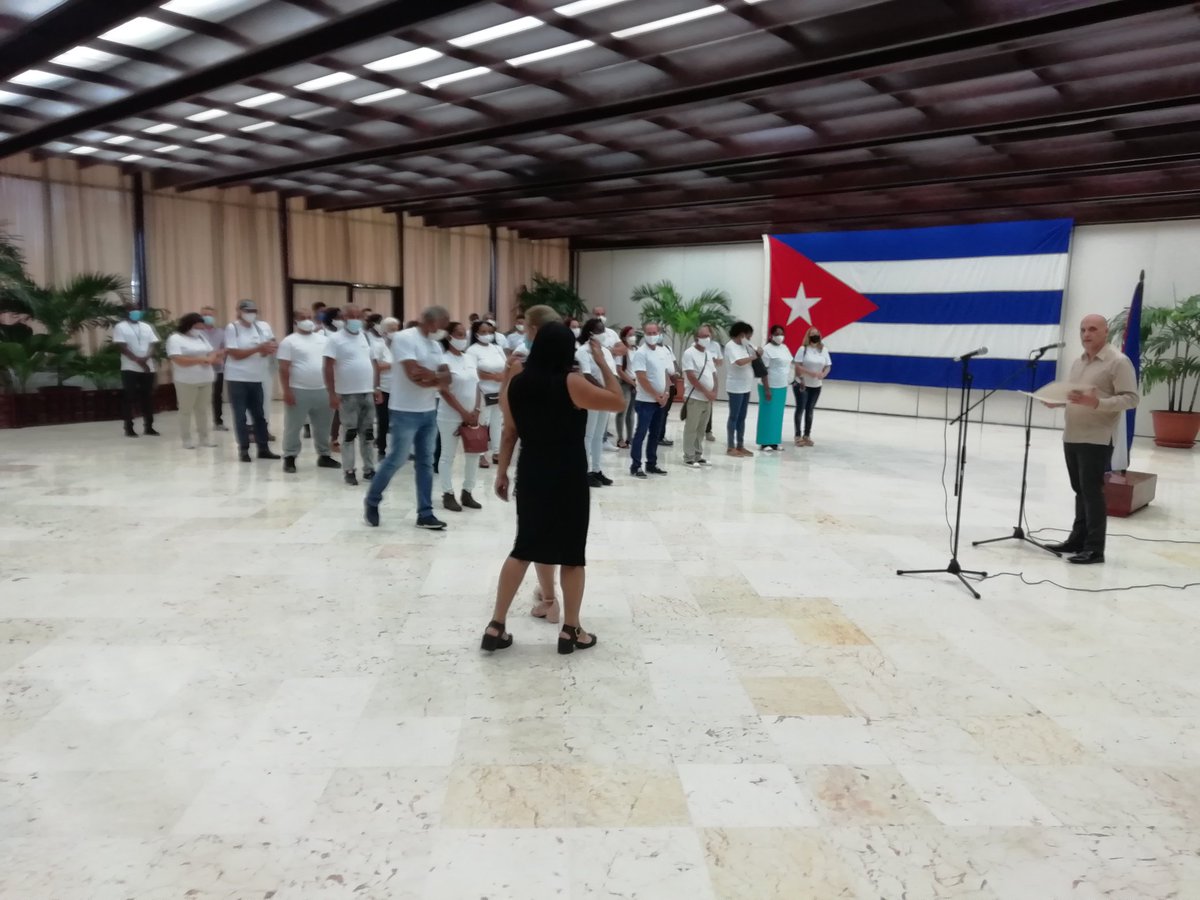 Se entrega la bandera que la acredita como vanguardia nacional a la Empresa Laboratorios MedSol. Muchas Felicidades a trabajadores y directivos. #Cuba #VamosConTodo.