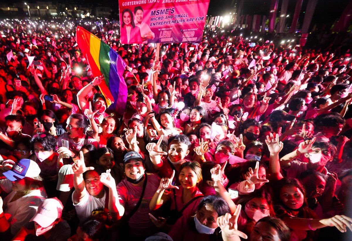 lenirobredo's tweet photo. What a wonderful way to end the day—glimmers of hope as far as the eye could see. Daghang salamat, Cebu, for showing that power truly lies in the people. Daugon na nato ni💖💖

#CEBOOM 
#UbanTangLeniUgKiko 
#CebuIsPink 

(Additional drone photo: Team Kiko/Jimmy Dasal) https://t.co/F3OyEDBWor
