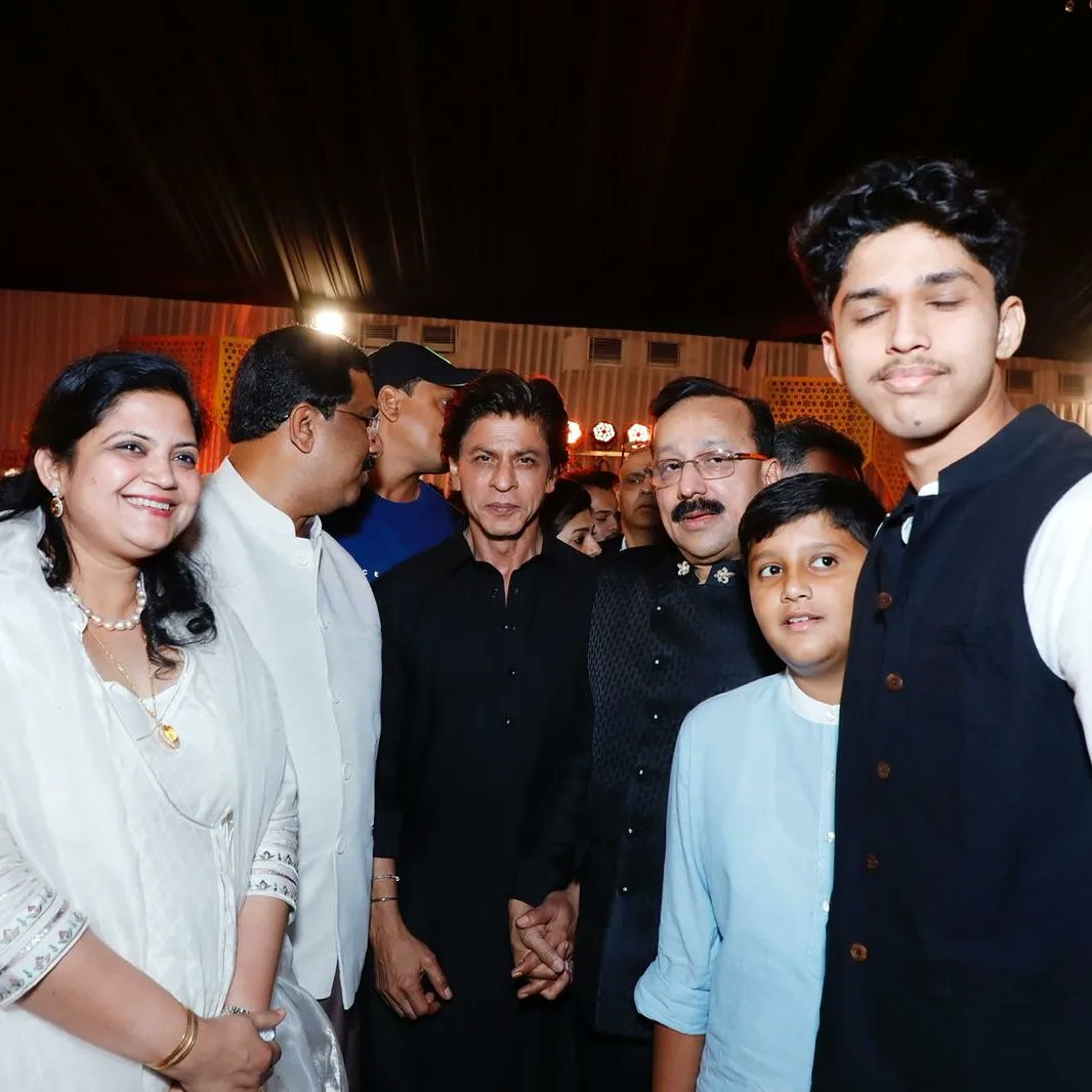 NasirHussainINC's tweet photo. At thegrand Iftaar hosted by Janab Baba Siddique, Former Minister and his MLA son Zeeshan Siddiqui.  The glittering and happy event was a reflection that India is a confluence of various religions which have been existing together for centuries.
(1/1) https://t.co/hbY3cHBuUT