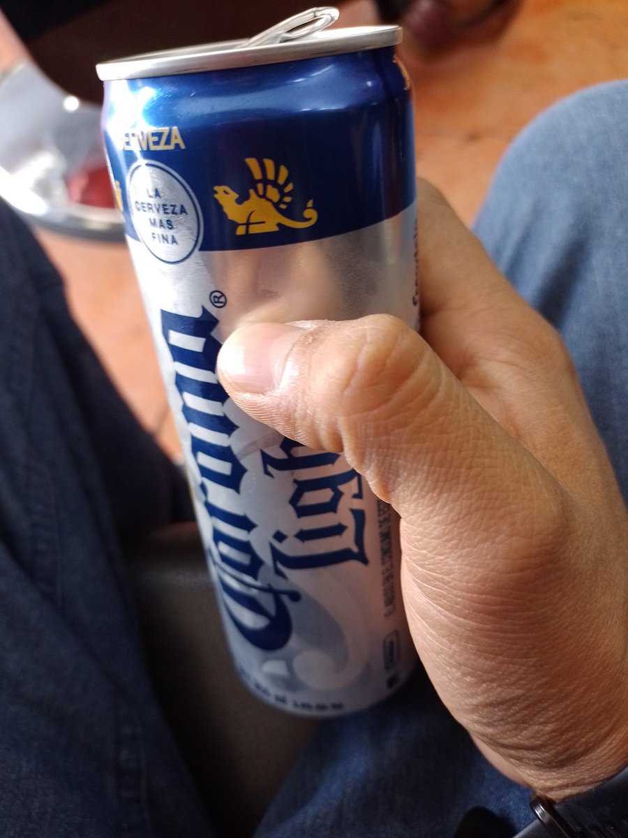 Juan_Anjarte's tweet photo. Vienes a cortarte el cabello y te invitan una #CoronaLight para el calors ¡Excelente servicio! https://t.co/9rG1Oa4SZJ