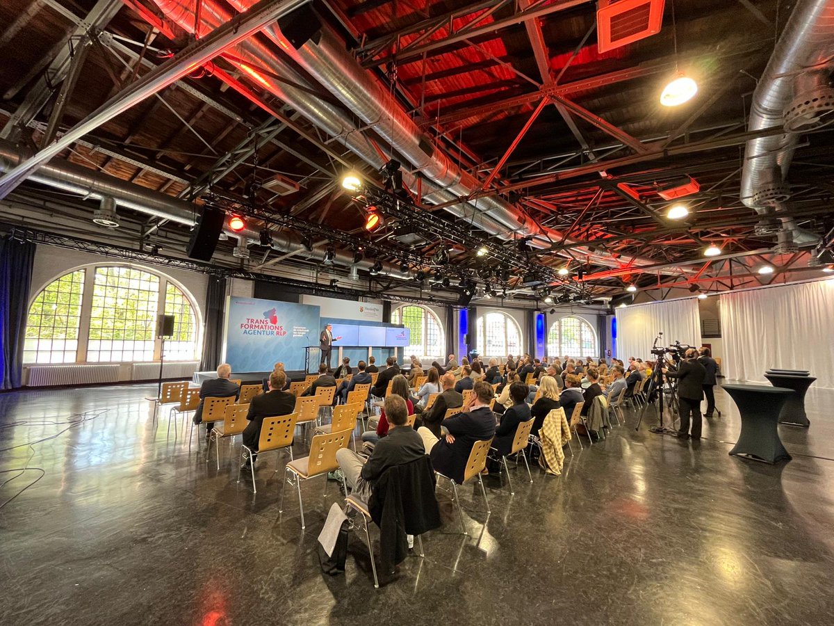 mastd_rlp's tweet image. Land, Gewerkschaften, Unternehmer, Bundesagentur für Arbeit und Weiterbildungsträger wollen Wandel der Arbeitswelt in #RLP gemeinsam meistern. Wir bedanken uns bei allen Partnerinnen und Partnern, die zum Kick-off der #Transformationsagentur beigetragen haben🤝
#transformRLP