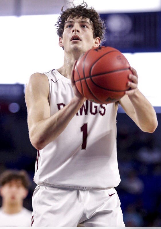 BeardenHoops's tweet photo. Another Dawg Day today! Happy Birthday to @KarnowskiNelson! 🎈 🎂 #tough #hometree 🥁 https://t.co/MkDWDYyR73