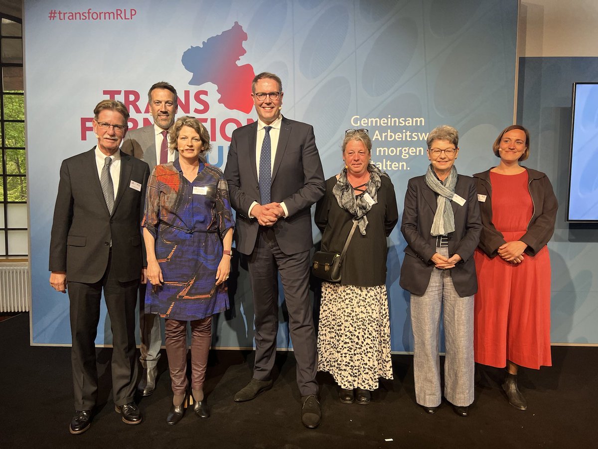 mastd_rlp's tweet image. Land, Gewerkschaften, Unternehmer, Bundesagentur für Arbeit und Weiterbildungsträger wollen Wandel der Arbeitswelt in #RLP gemeinsam meistern. Wir bedanken uns bei allen Partnerinnen und Partnern, die zum Kick-off der #Transformationsagentur beigetragen haben🤝
#transformRLP