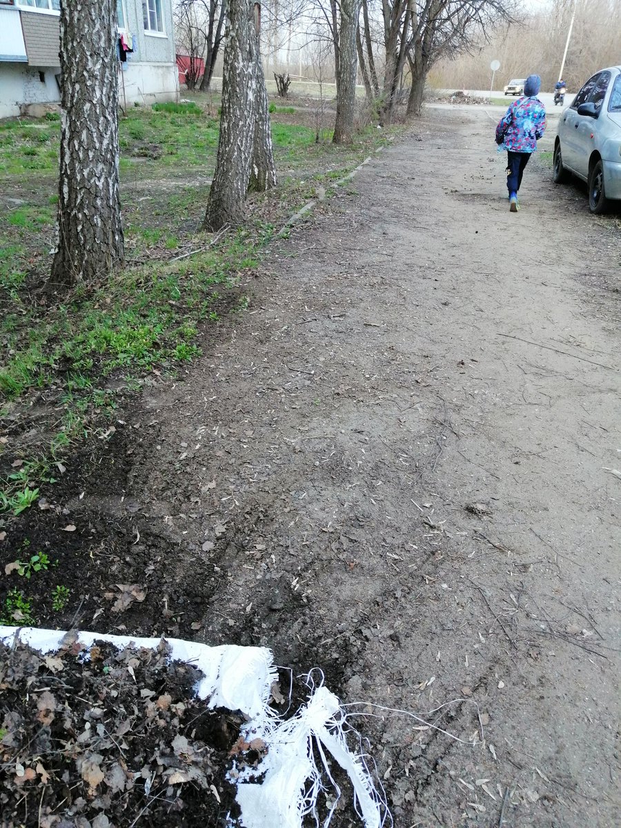 IIgnatkina's tweet photo. @Tularegion71 @Tularegion71 Г. Кимовск, ул Коммунистическая дом 13, территория тротуара позади дома, не чистится и не прометается. Тротуар зарос грязью и появляется уже трава. Стал не тротуар а тропинка. Просьба отреагировать на ситуацию! https://t.co/HhMUVvta7Y