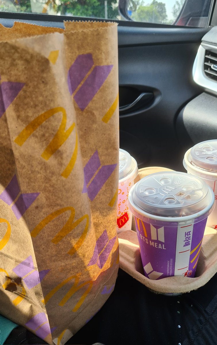 90_cestlavie's tweet photo. Those were the days... getting all excited to get BTS Meal. 💜🥲 when ARMY crashed mcd's online delivery website on that very 1st day so we end up going to the drive thru. Lol not even a giant multinational foodchain can withstand when it's related to @BTS_twt https://t.co/87jKdWDlnv