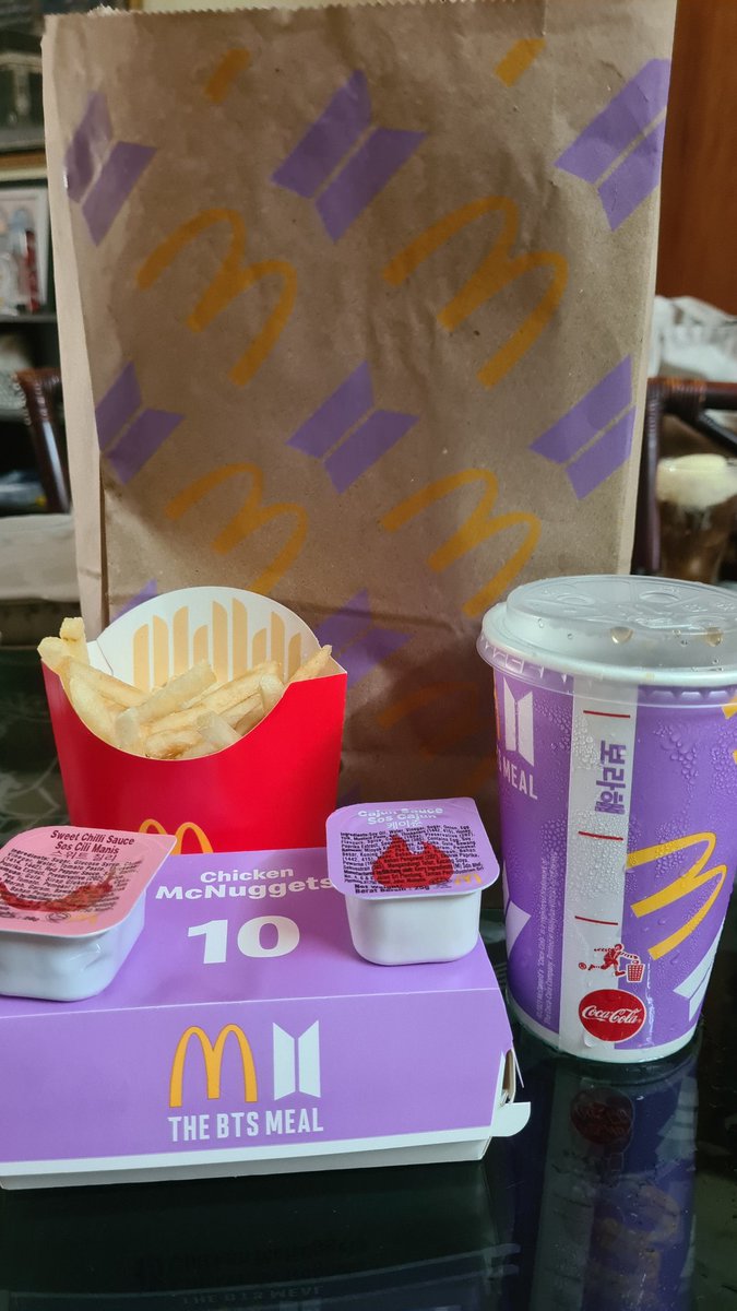 90_cestlavie's tweet photo. Those were the days... getting all excited to get BTS Meal. 💜🥲 when ARMY crashed mcd's online delivery website on that very 1st day so we end up going to the drive thru. Lol not even a giant multinational foodchain can withstand when it's related to @BTS_twt https://t.co/87jKdWDlnv