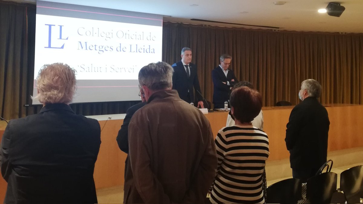 COMLLEIDA's tweet photo. El Dr. Ramón Mur, president del #COMLL, dona la benvinguda a l’Assemblea Ordinària de Col·legiats a tots els assistents i els convida a guardar un minut de silenci en memòria de tots els companys morts durant l’any #metgeslleida https://t.co/8PYqXK7Y6M