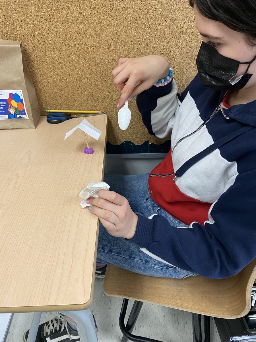 Scientists in the school! Some fun with static electricity &amp; circuits! 💡 <a href="/StCeciliaOCSB/">St. Cecilia School</a> <a href="/MsWallaceOCSB/">Ms. Wallace</a>