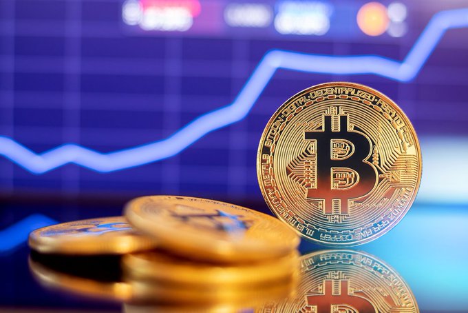 hbl2002's tweet photo. Expert panel thinks Bitcoin will hit all-time highs this year, 🚀

But 50% of them said there is a huge threat to the future of Bitcoin, which could drop to $100 by 2030 📉 https://t.co/25a9oFTjPA