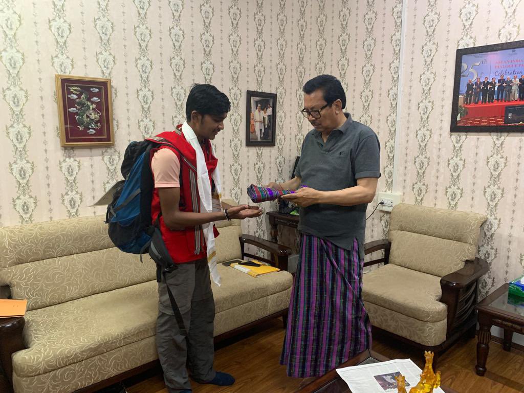 ChownaMeinBJP's tweet photo. Met Sri Rohan Agarwal, 20 years old from Kamthi, Nagpur Maharashtra who is on a walking trip across India. He reached Arunachal covering about 10000 km on foot crossing 23 states of India. My best wishes for his journey ahead to Siberia #hikintosiberia &amp; to South Asian countries. https://t.co/6pU3sYxKa8