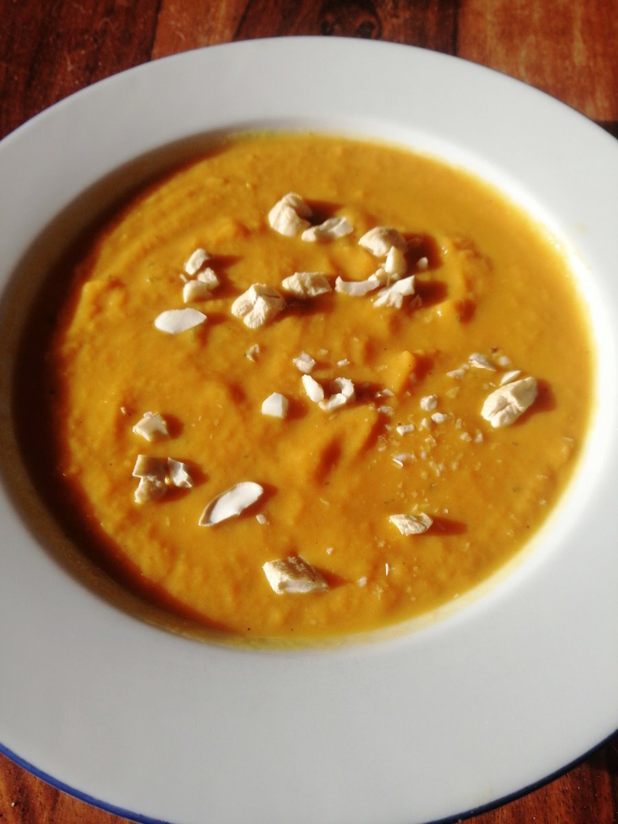 Heute Diät:
Süßkartoffelsuppe mit Ingwer, Curry und Cashews