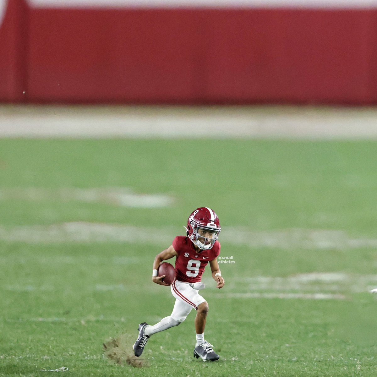 smallathletes's tweet photo. Will Alabama win the National Championship this year? 🏈 https://t.co/1zX08hSXdc