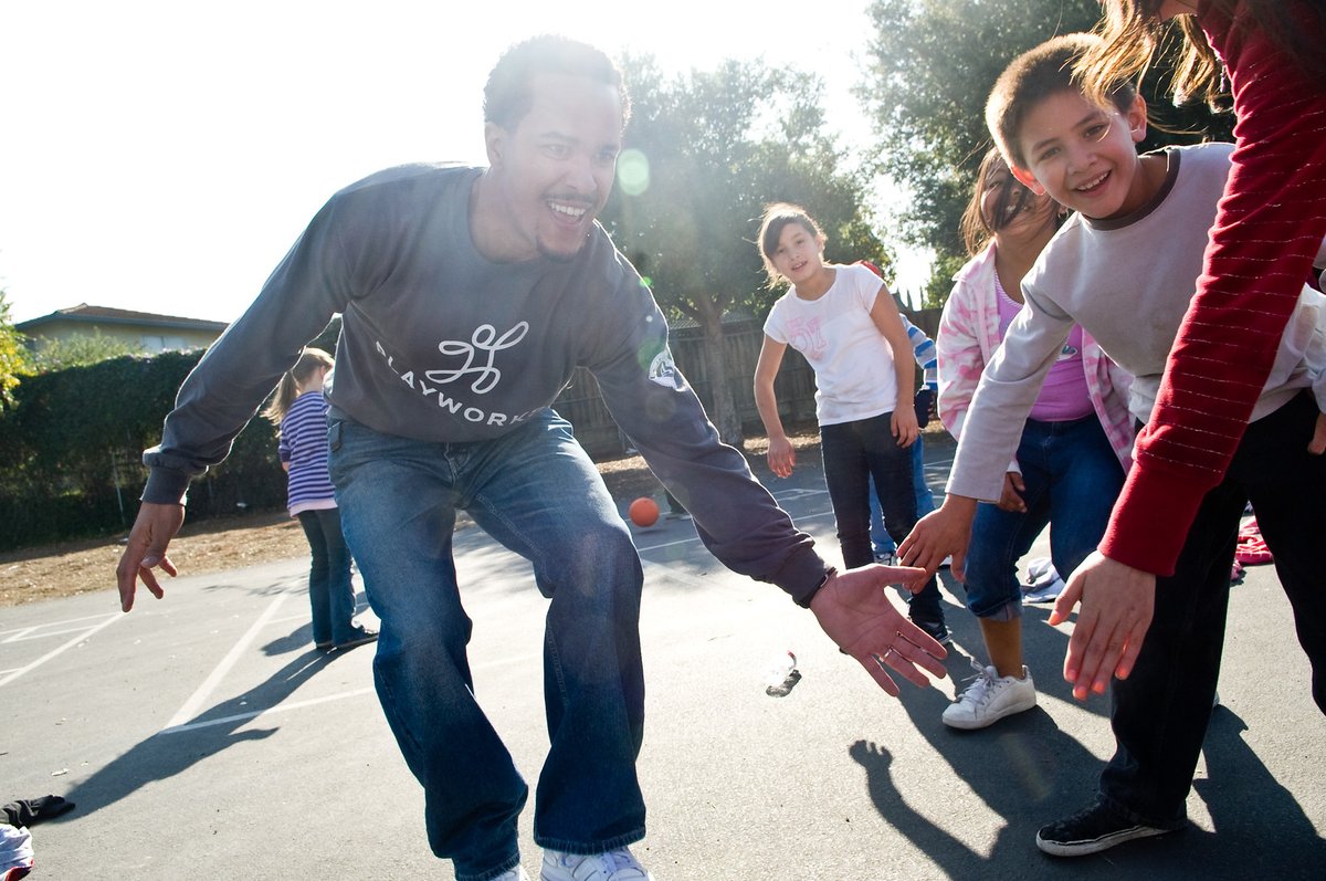 Playworks's tweet photo. Across the country, Playworks coaches, staff, Junior Coaches, partners, and friends give high fives as a show of support and community. This #NationalHighFiveDay, we challenge you to share some joy with a high five, air five, or fist bump! ✋ https://t.co/QvcjeY5KoL